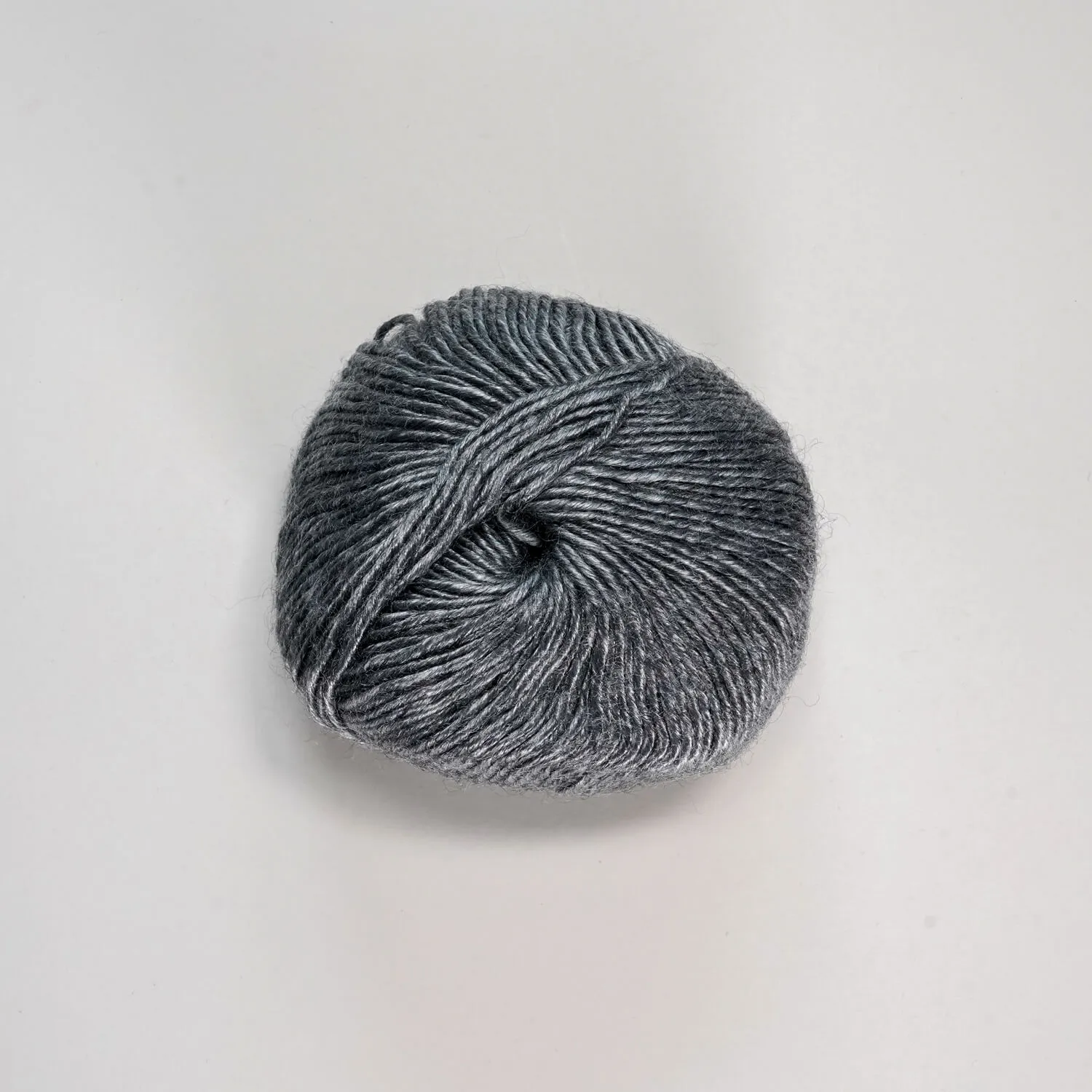 schmusewolle-metallica-grau „Metallica“ grey, 50 gr balls – 55 % rayon/24 % virgin wool/21 % cotton