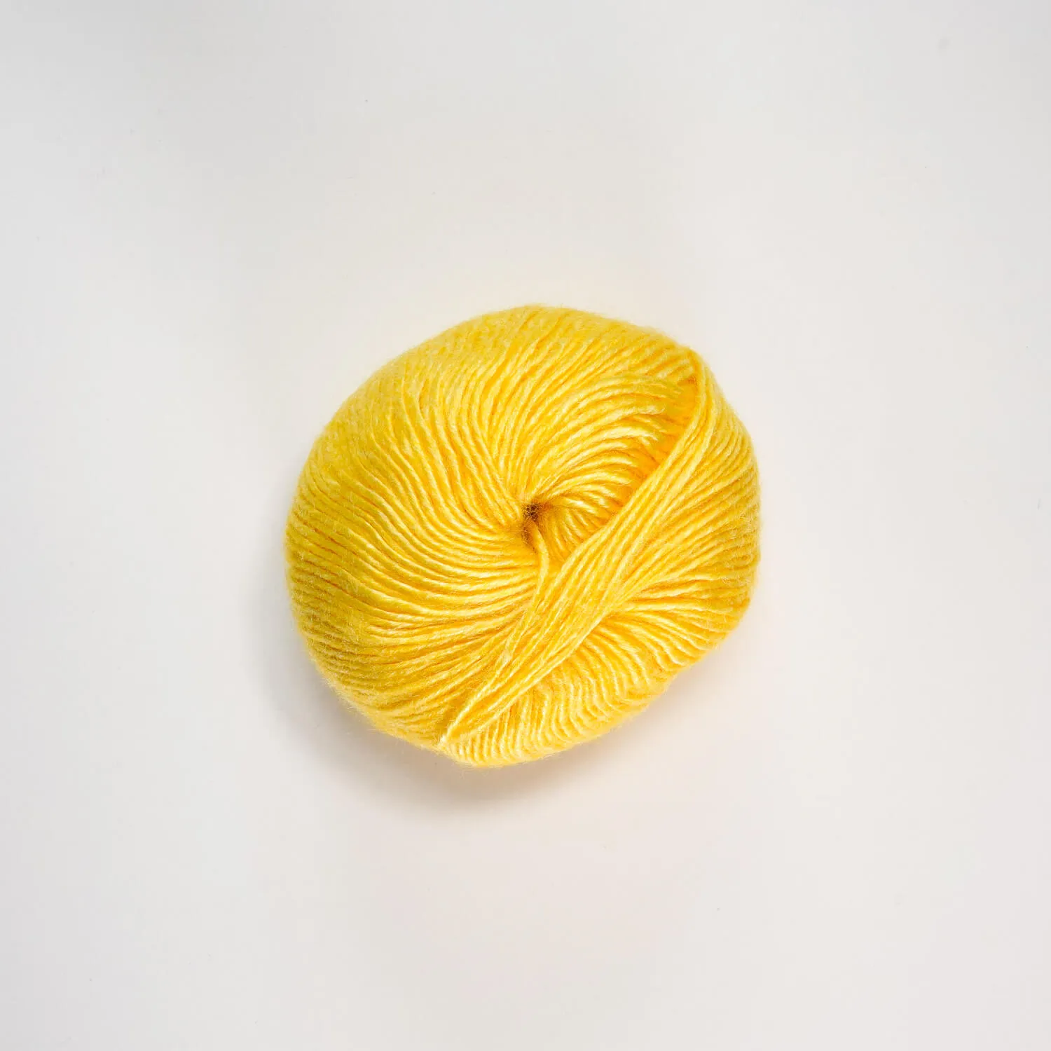 schmusewolle-metallica-gelb „Metallica“ yellow, 50 gr balls – 55 % rayon/24 % virgin wool/21 %cotton
