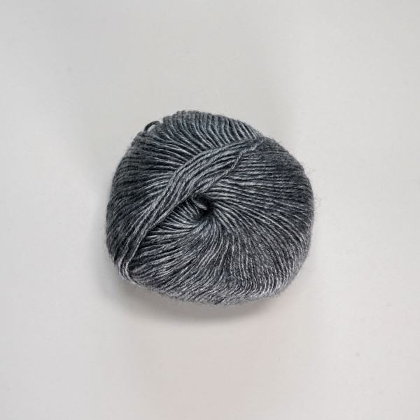 „Metallica“ grey, 50 gr balls – 55 % rayon/24 % virgin wool/21 % cotton