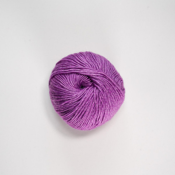 „Metallica“ purple, 50 gr balls – 55 % rayon/24 % virgin wool/21 %cotton