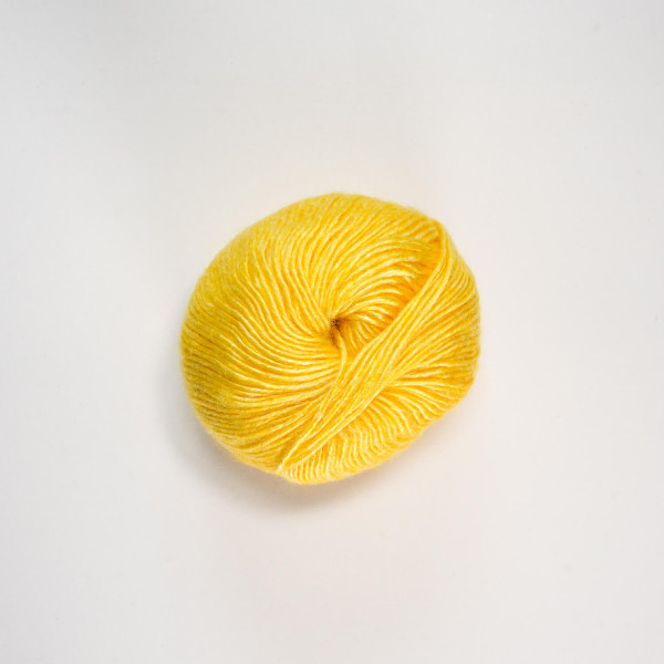 „Metallica“ yellow, 50 gr balls – 55 % rayon/24 % virgin wool/21 %cotton